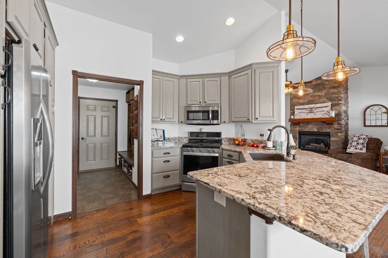 8017 Brooks Loop - Photo 5 of 35