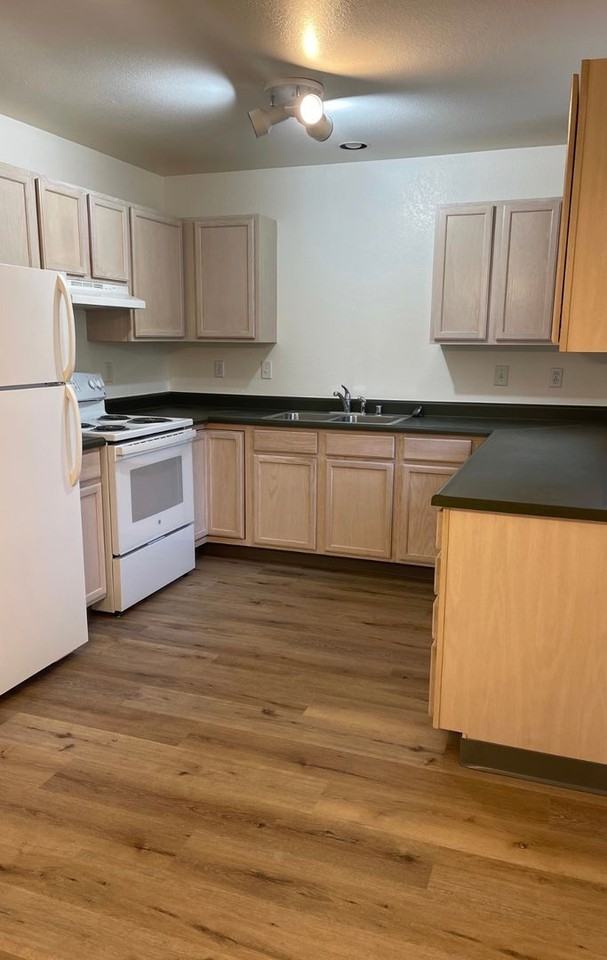 594 W Shore Dr - Photo 2 of 9