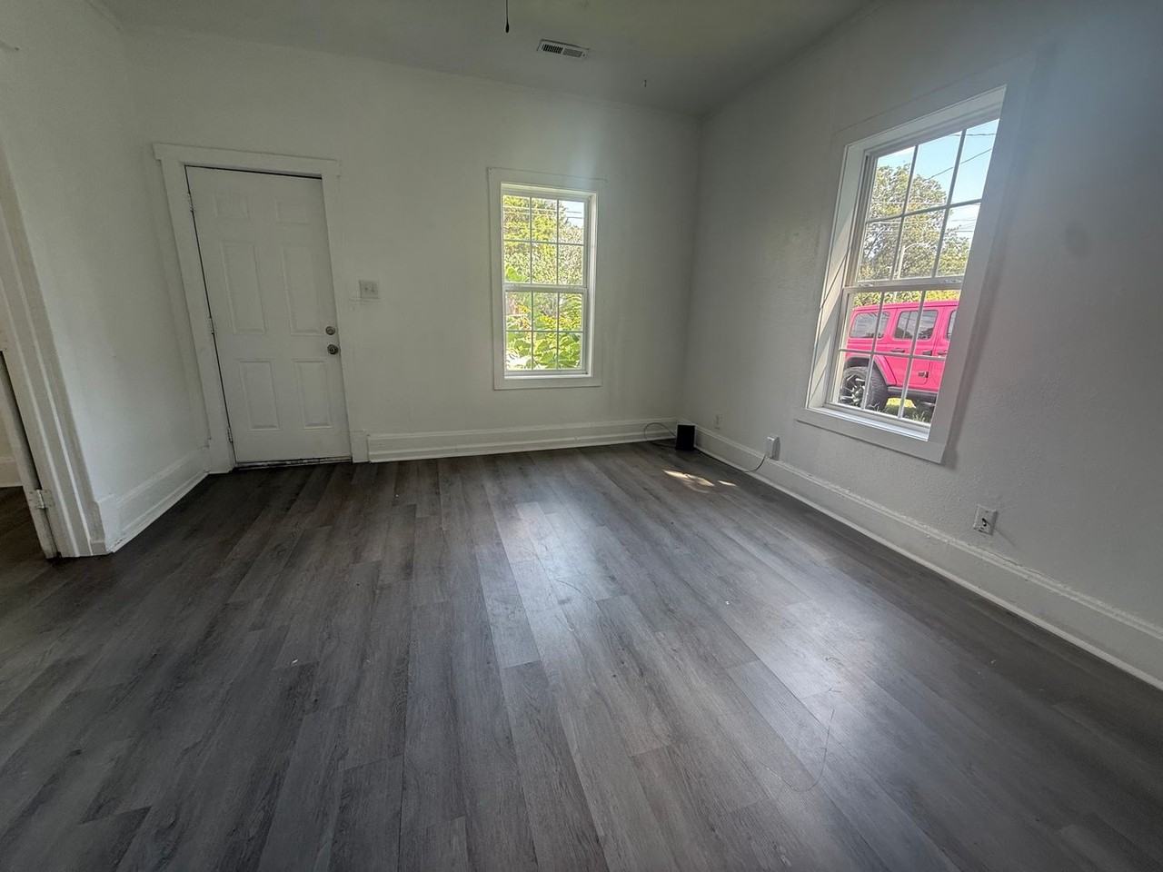 221 S Broadway Ave - Photo 2 of 9