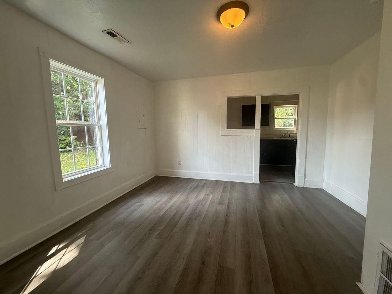 221 S Broadway Ave - Photo 3 of 9