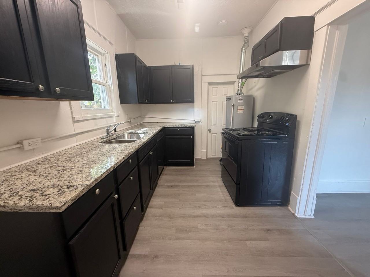 221 S Broadway Ave - Photo 4 of 9