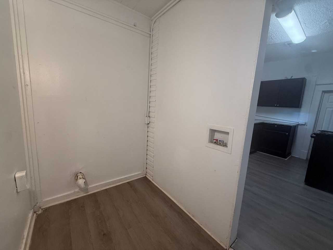 221 S Broadway Ave - Photo 5 of 9