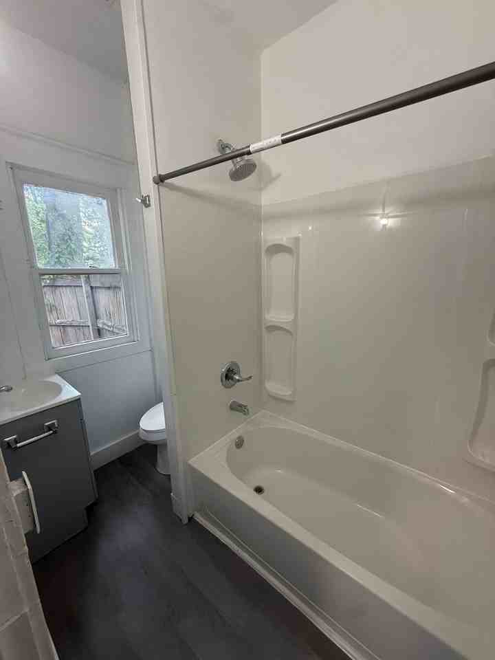 221 S Broadway Ave - Photo 7 of 9
