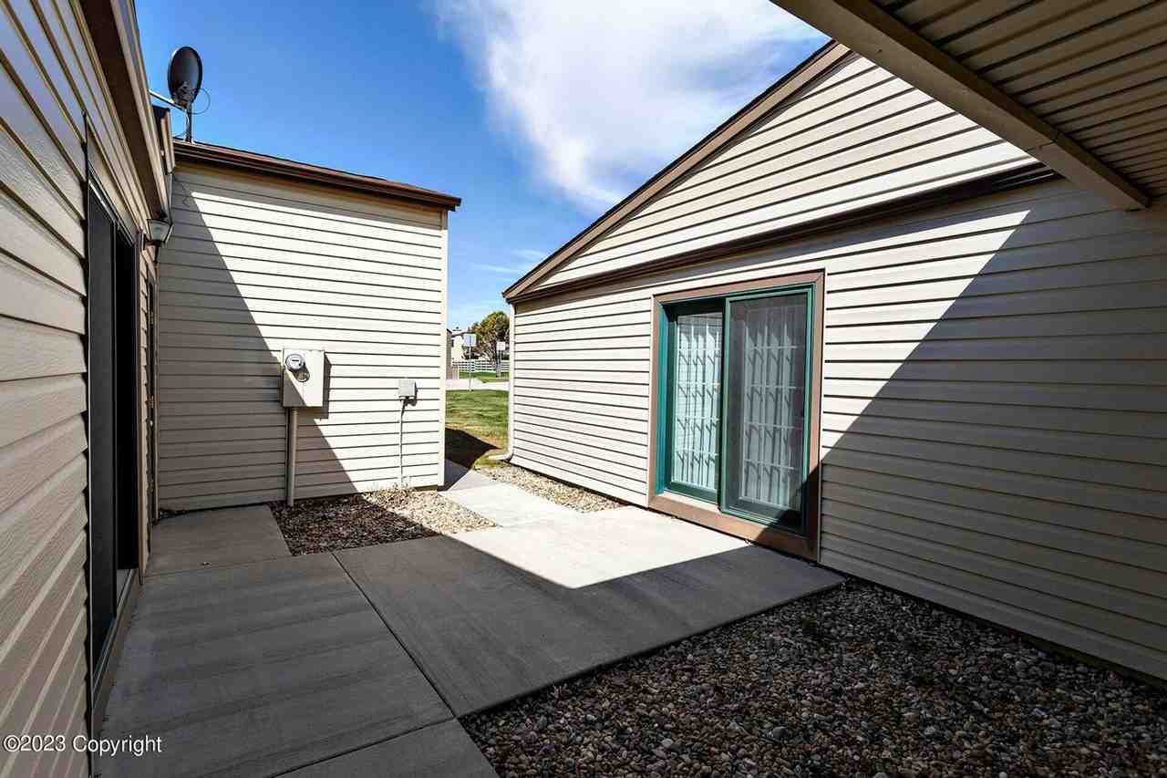 909 Indian Hills Dr - Photo 3 of 37