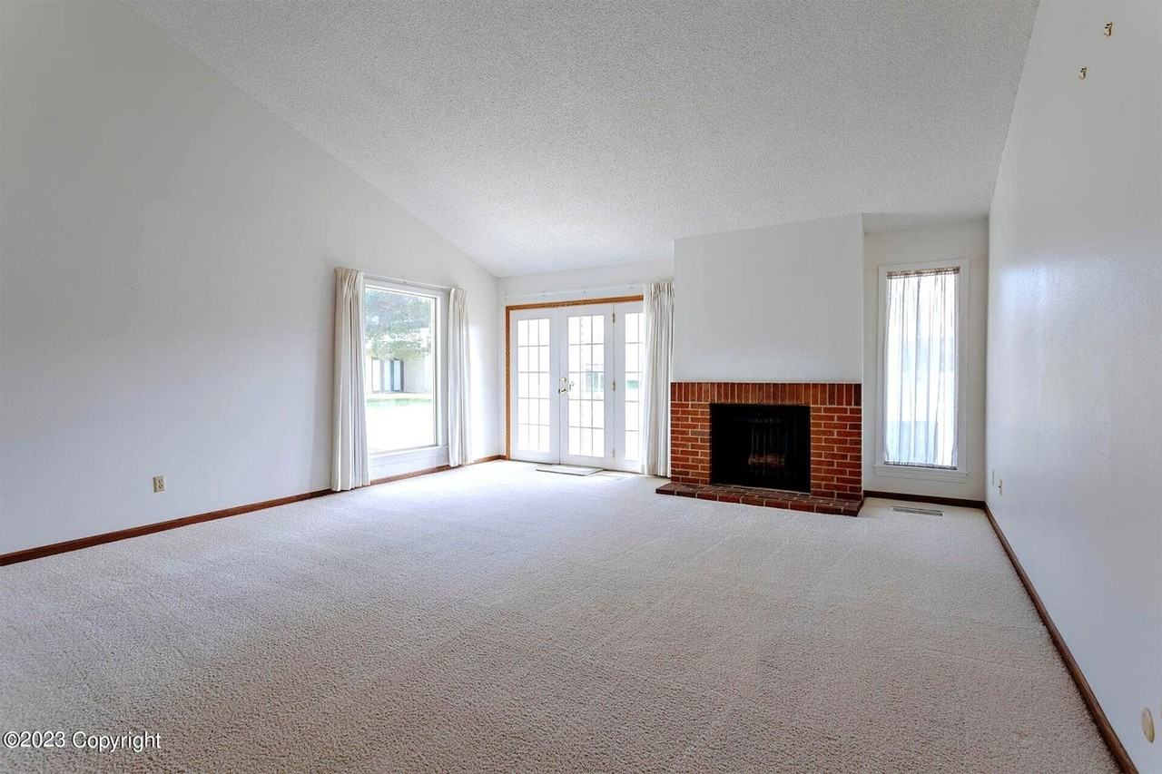 909 Indian Hills Dr - Photo 6 of 37