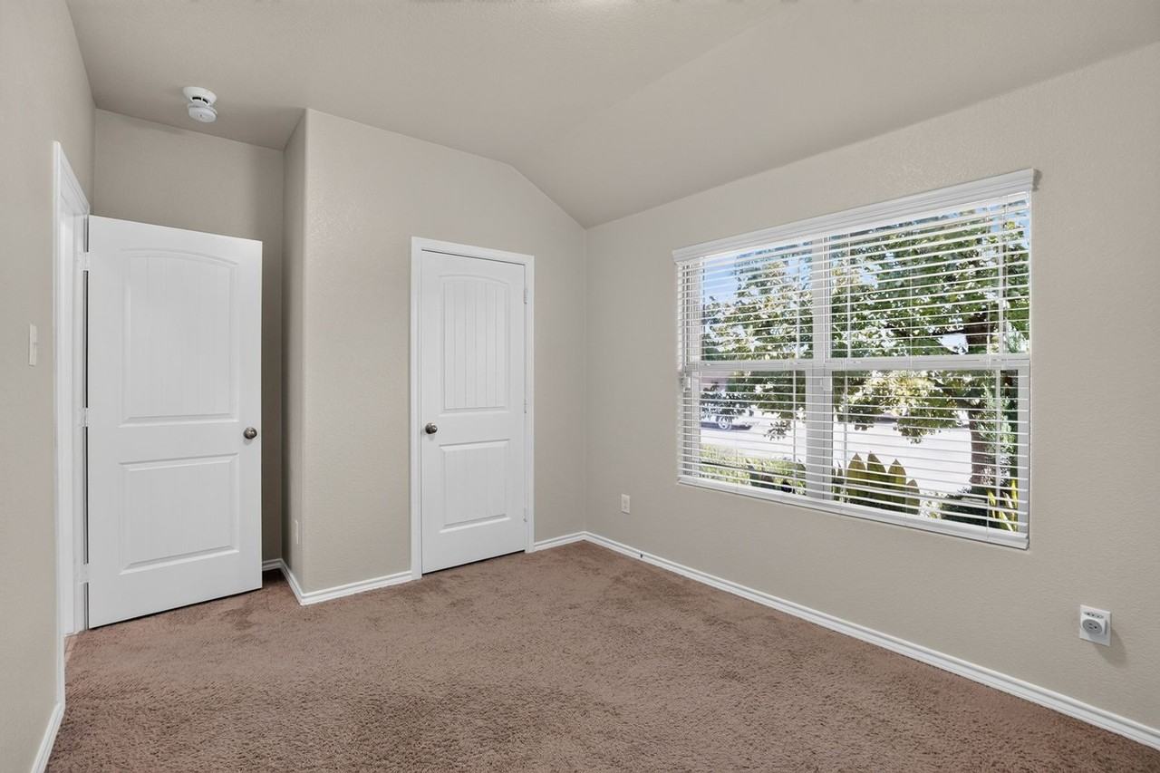 633 River Rock Dr - Photo 5 of 32