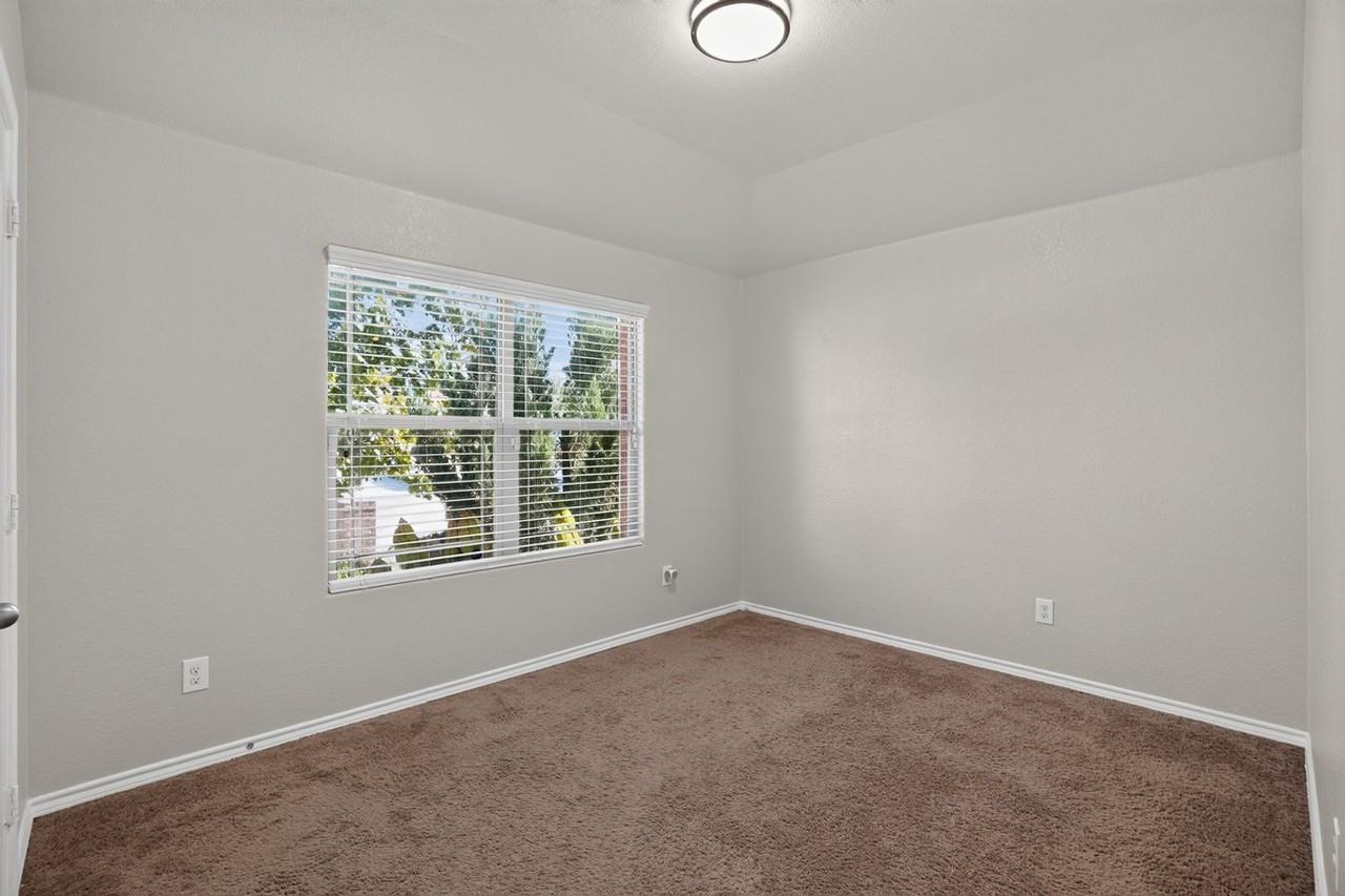 633 River Rock Dr - Photo 6 of 32