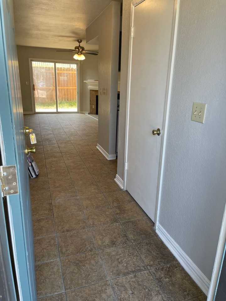 722 W Collins St - Photo 2 of 16