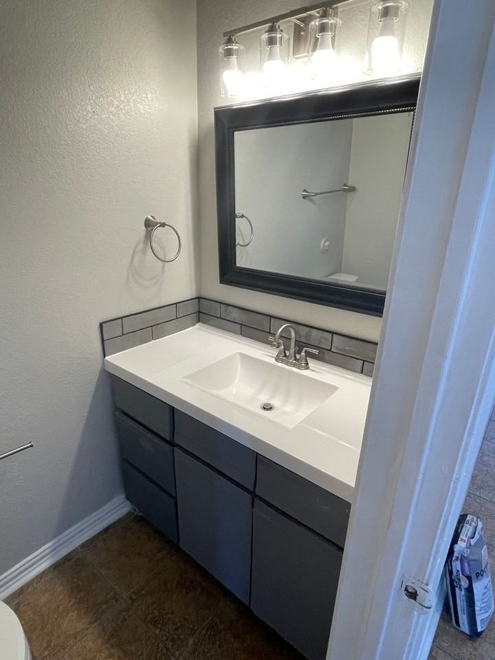 722 W Collins St - Photo 4 of 16
