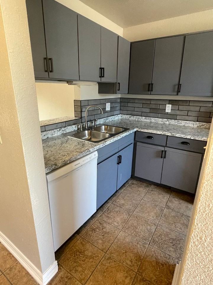 722 W Collins St - Photo 5 of 16