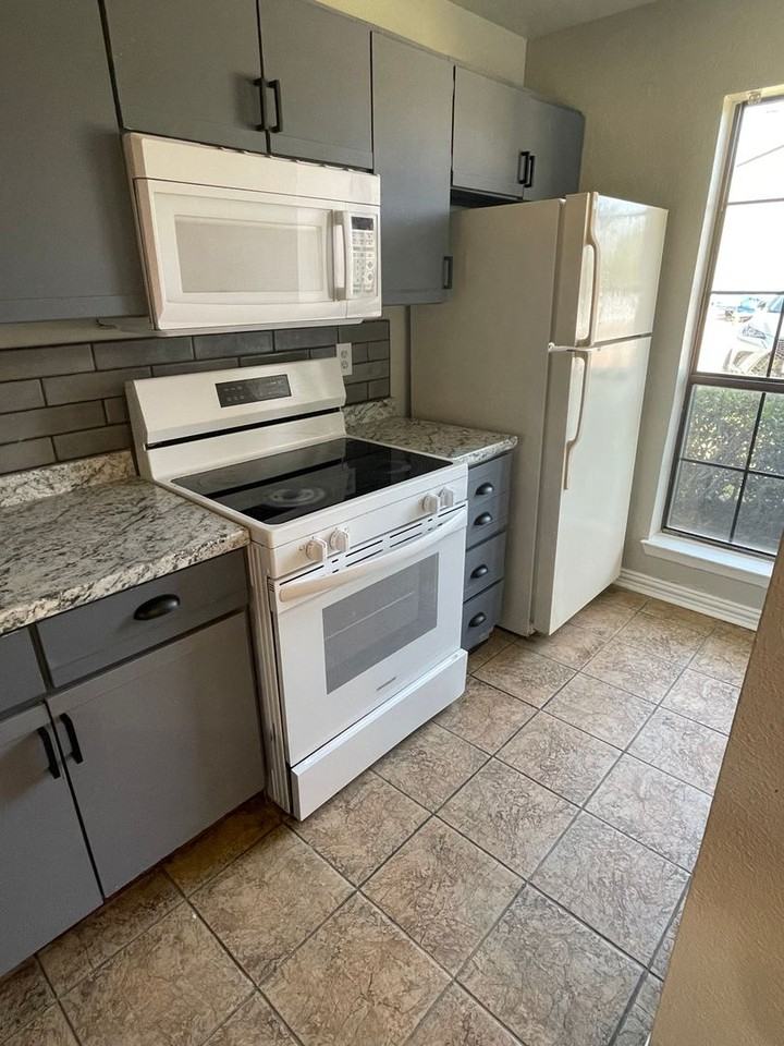 722 W Collins St - Photo 6 of 16