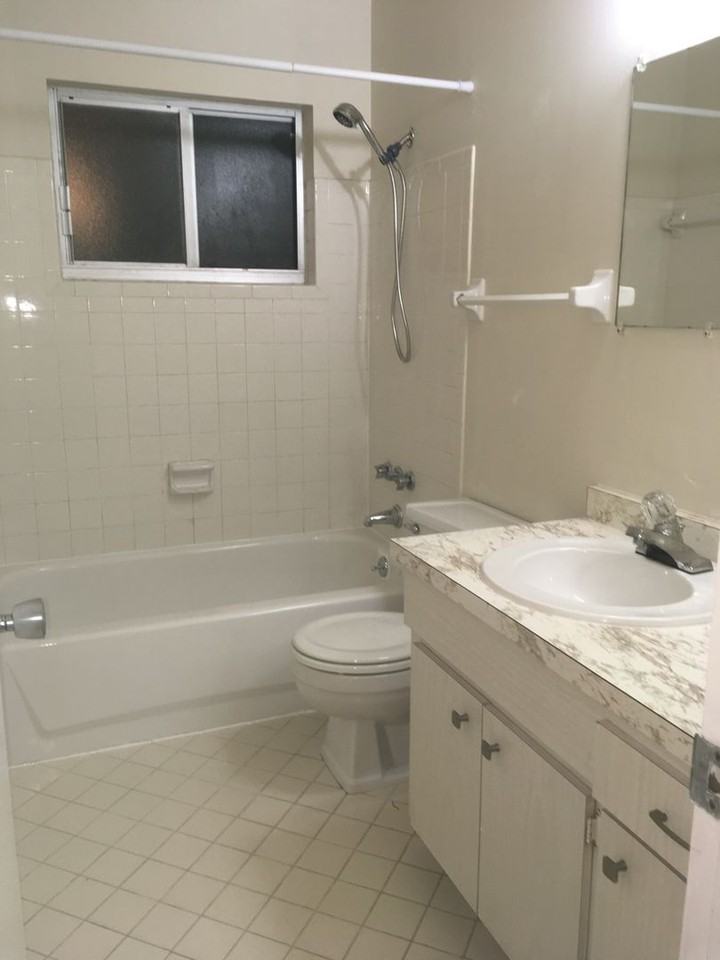 5045 Brookmeade Dr - Photo 4 of 8