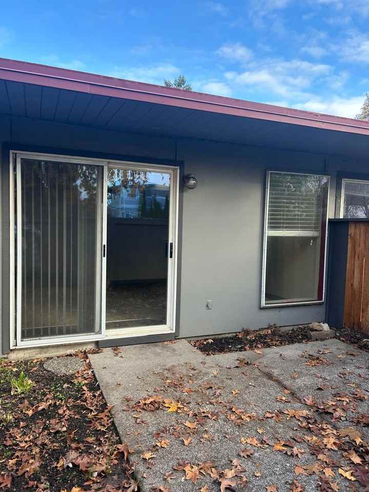 981 Nw Circle Blvd #C2 - Photo 2 of 8
