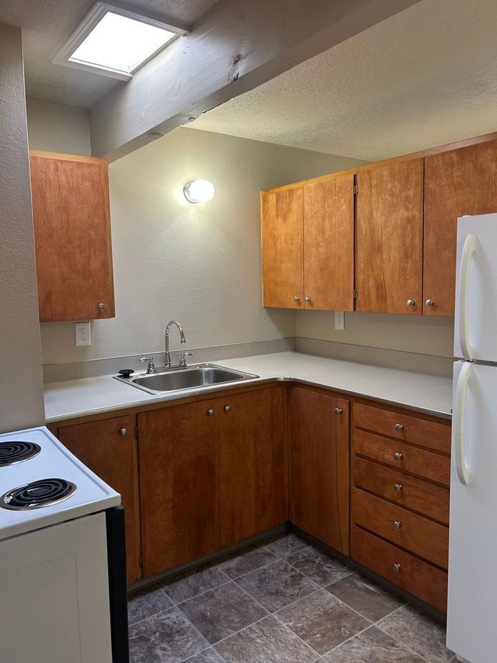 981 Nw Circle Blvd #C2 - Photo 4 of 8