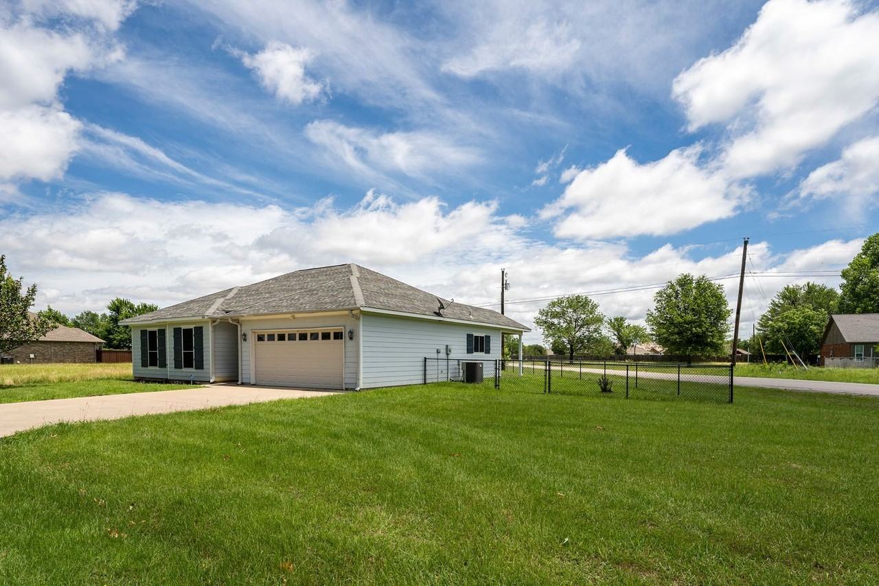 304 Port Dr - Photo 2 of 26