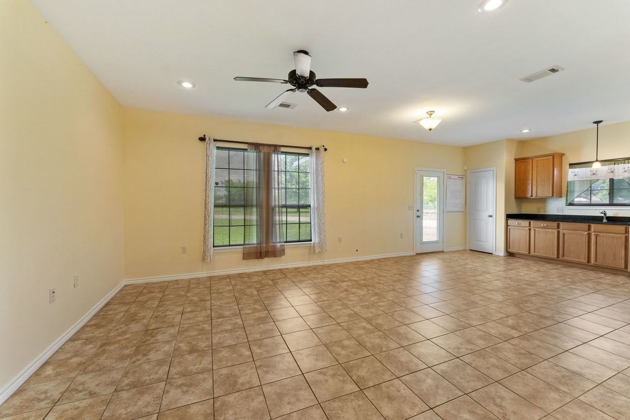 304 Port Dr - Photo 4 of 26