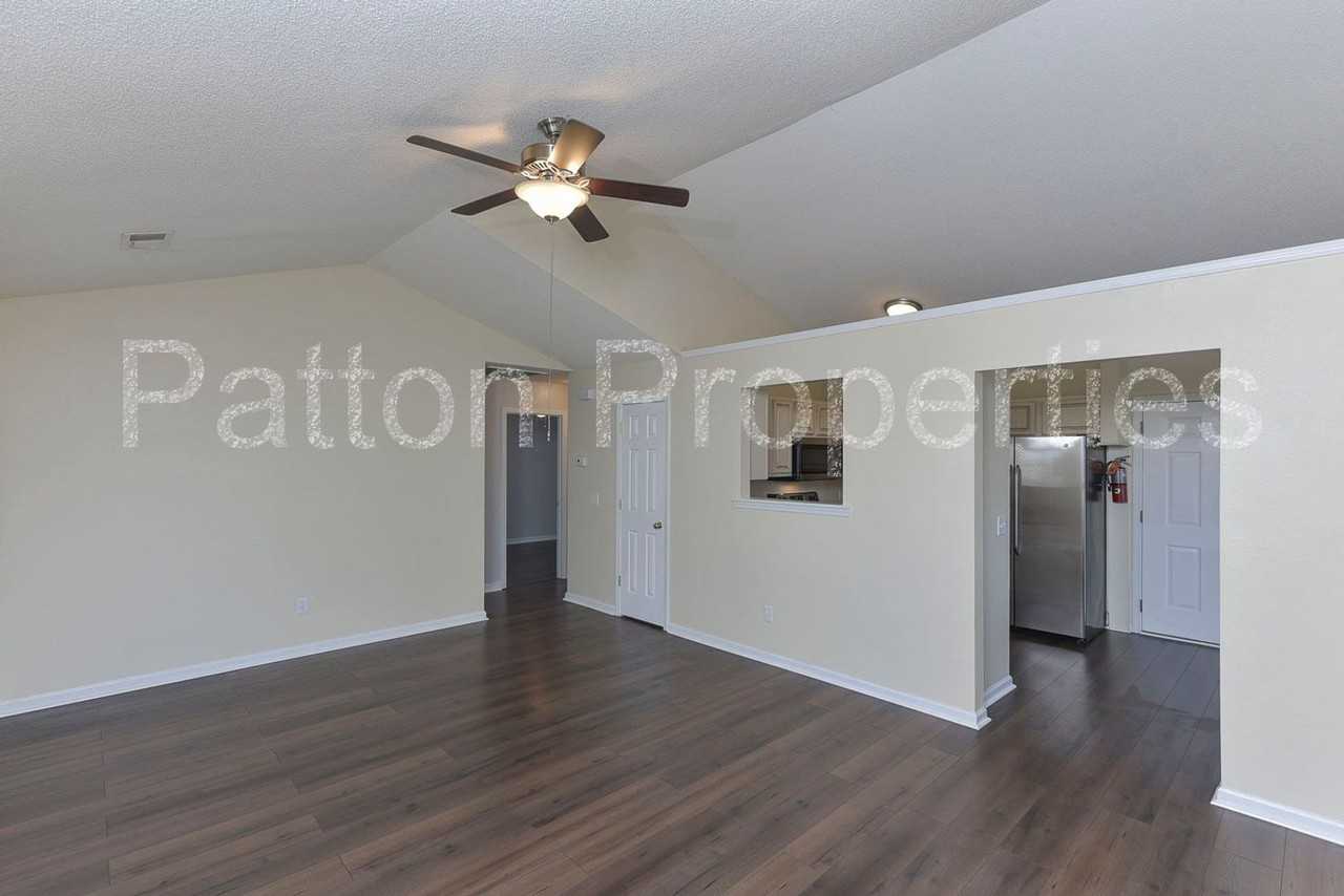 295 Legend Oaks Dr - Photo 2 of 18