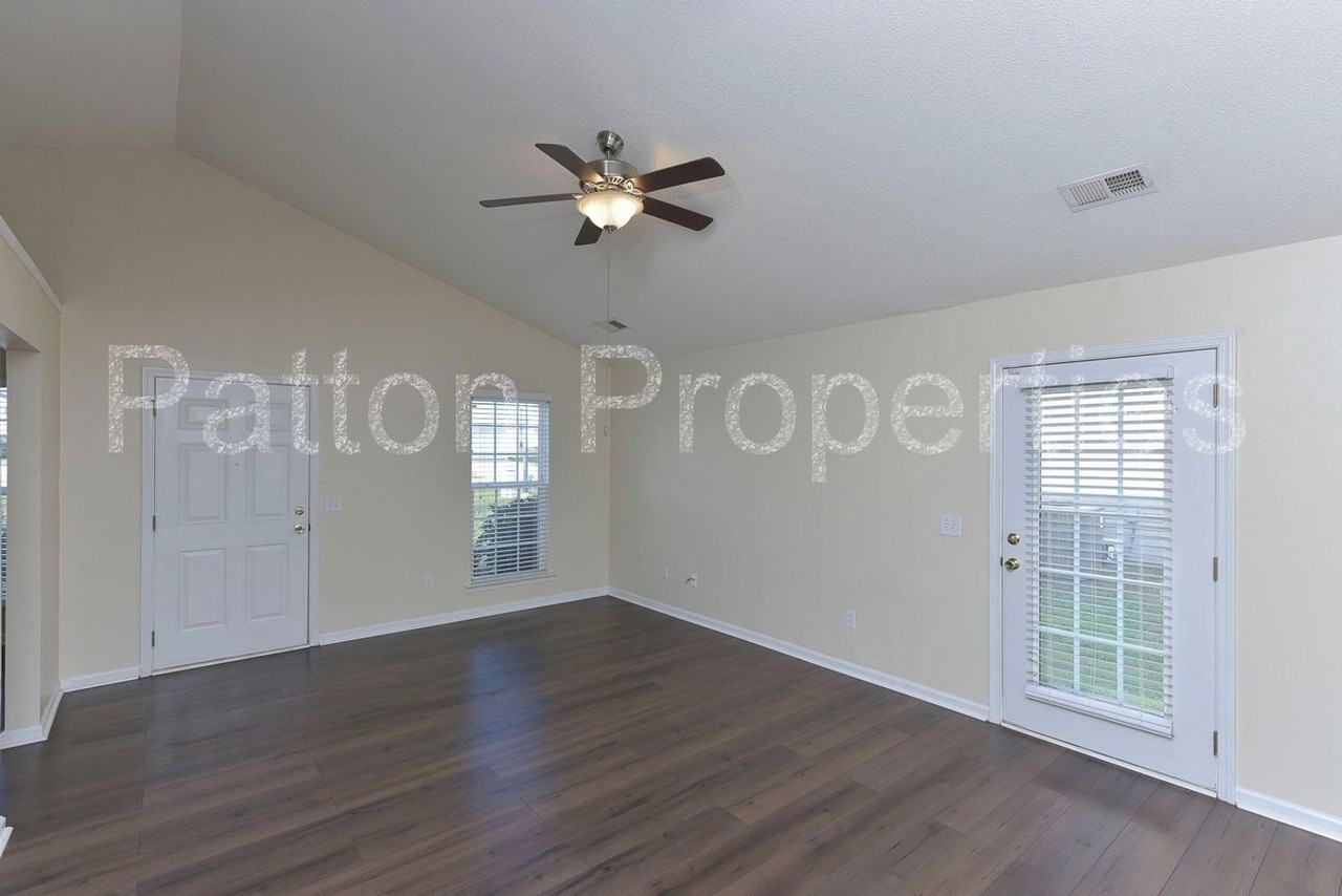 295 Legend Oaks Dr - Photo 3 of 18