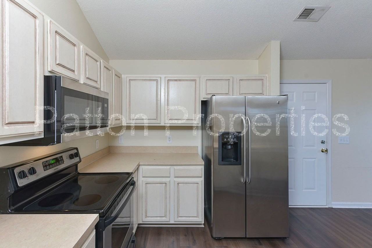 295 Legend Oaks Dr - Photo 4 of 18