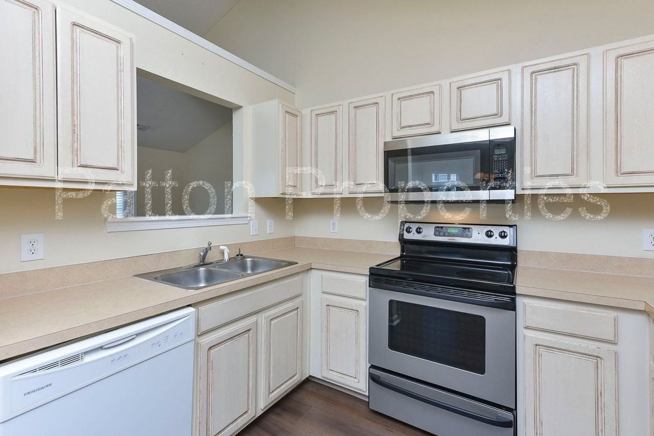 295 Legend Oaks Dr - Photo 5 of 18