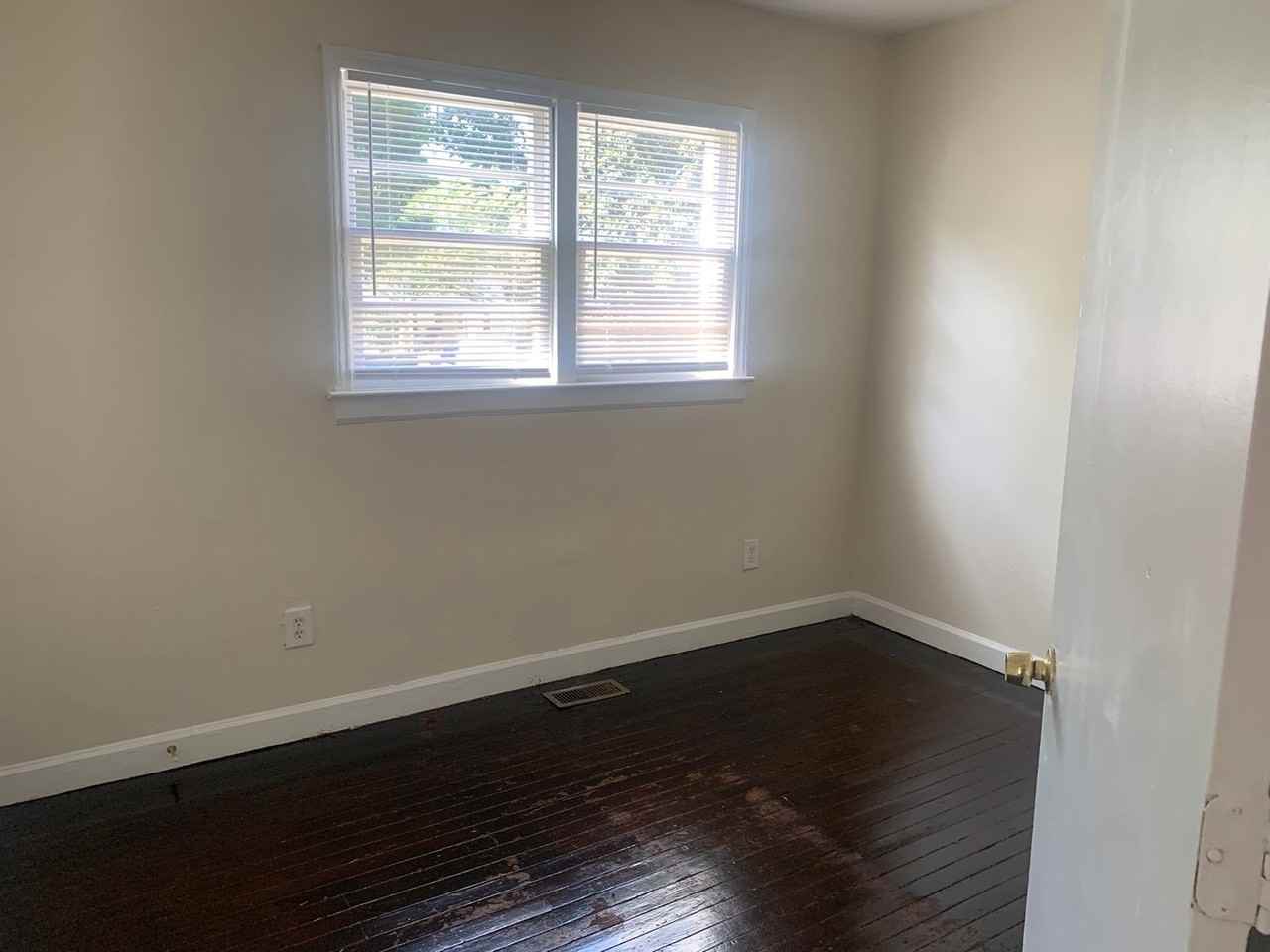 914 Wainwright Ave - Photo 4 of 8