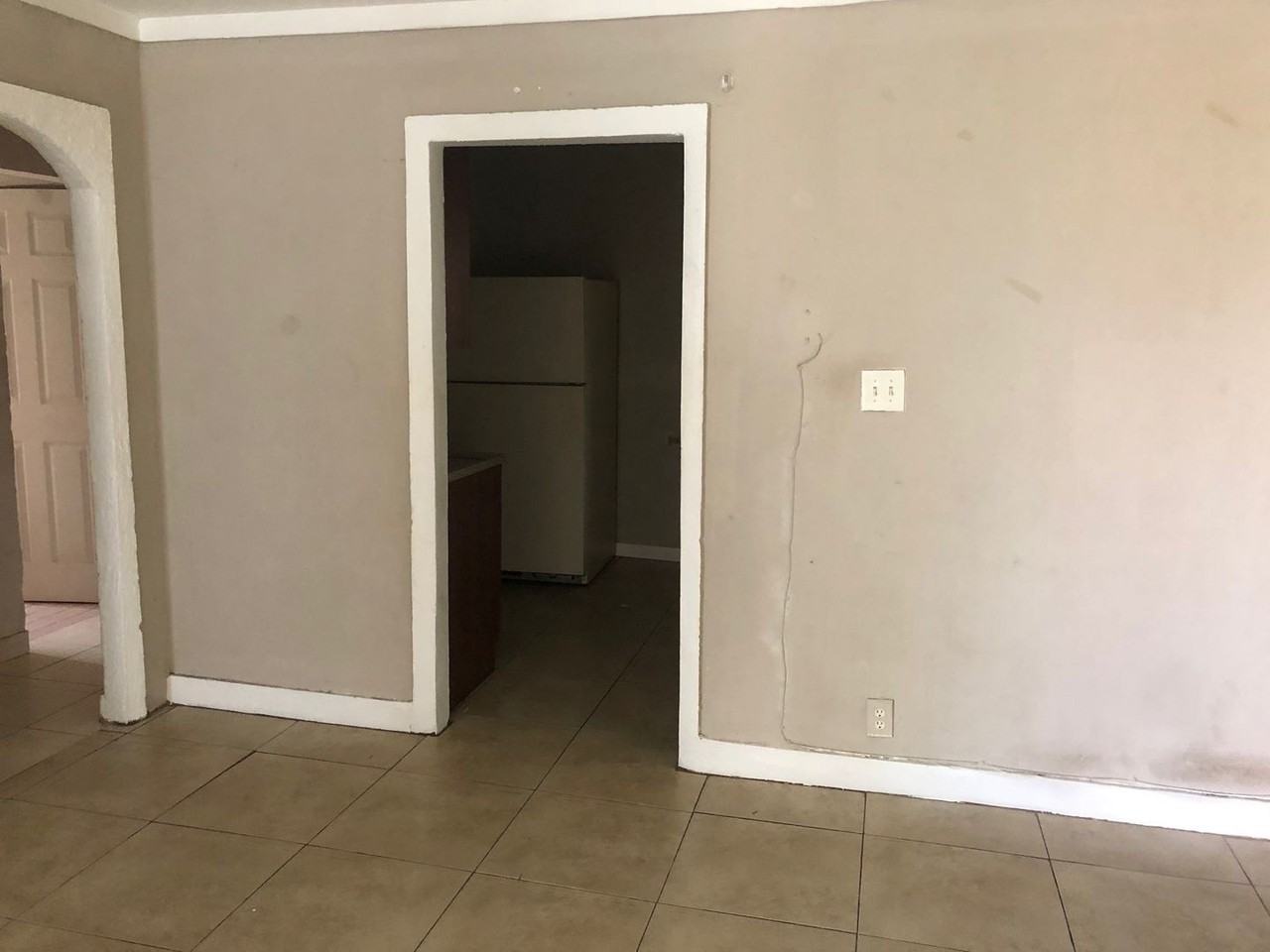 1525 W 15th St - Photo 4 of 11