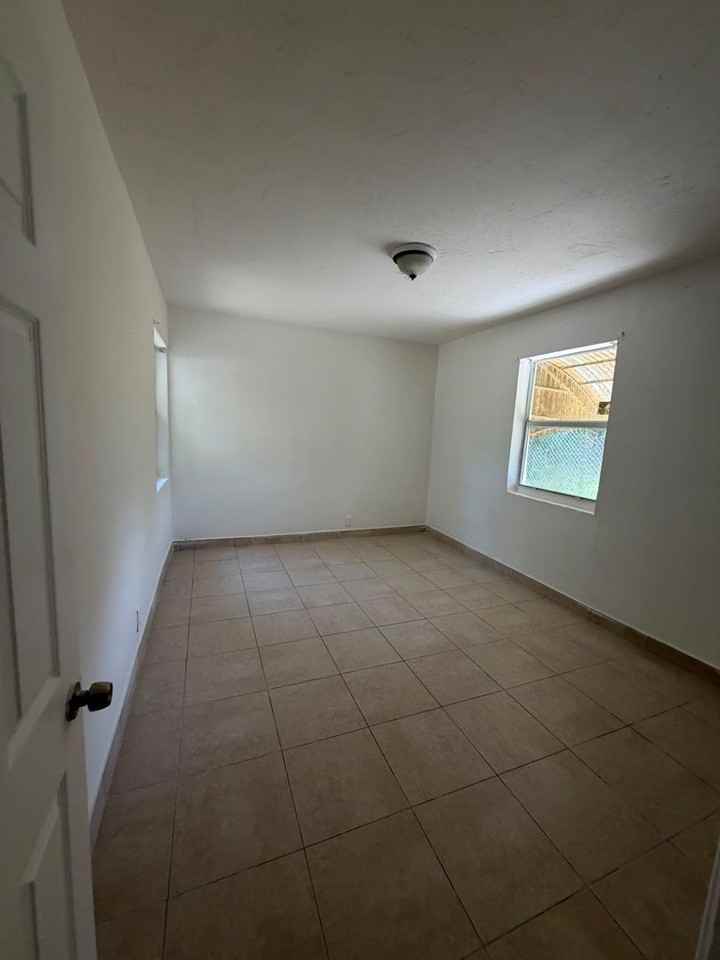 1525 W 15th St - Photo 5 of 11