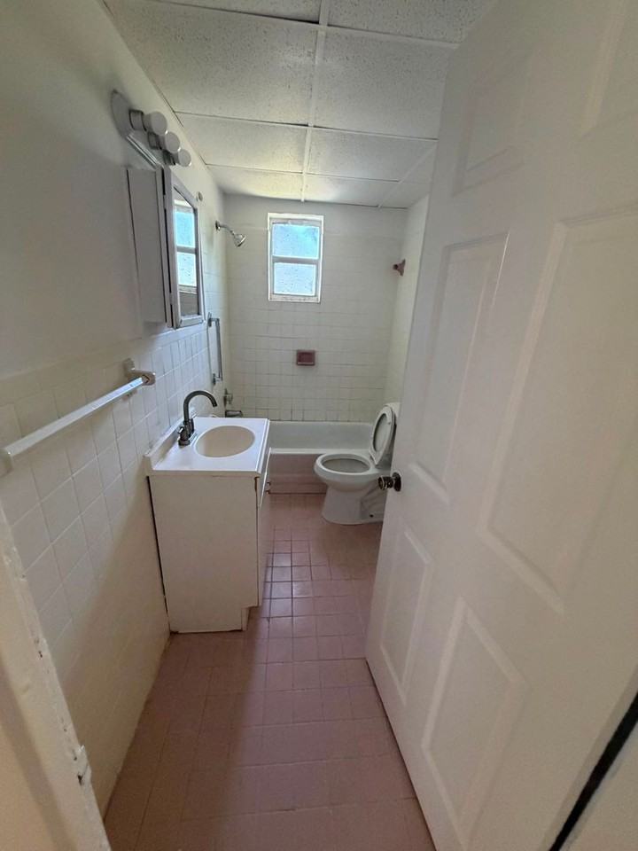 1525 W 15th St - Photo 6 of 11