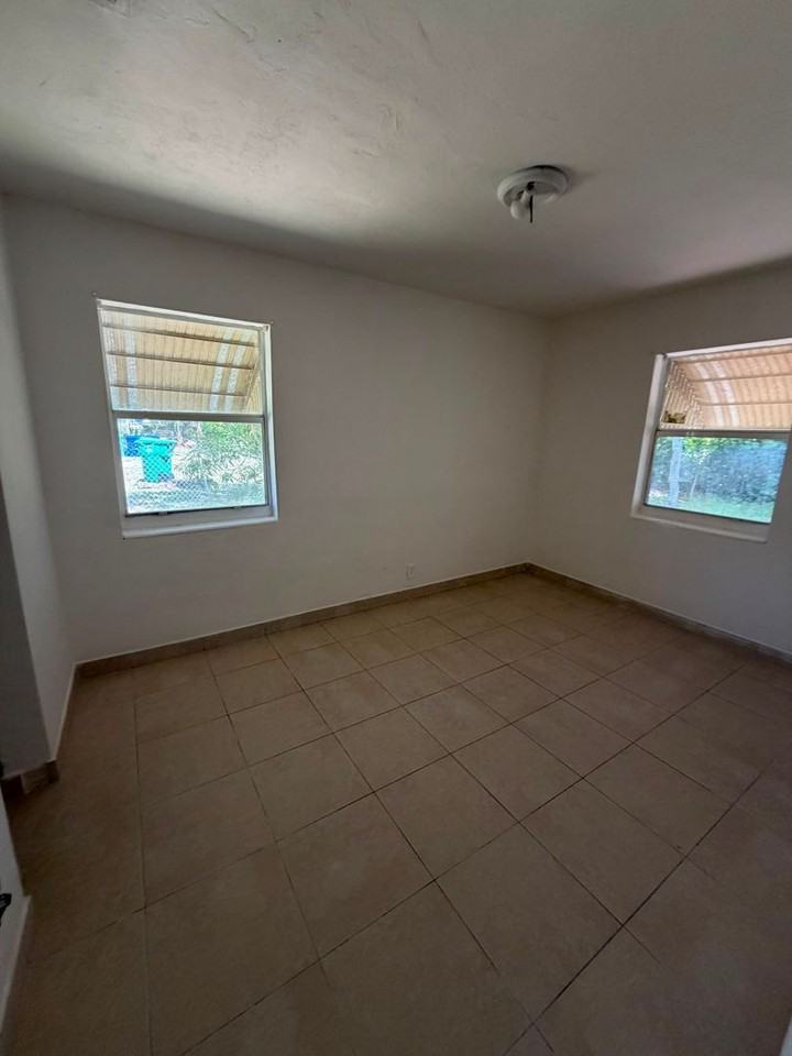 1525 W 15th St - Photo 7 of 11