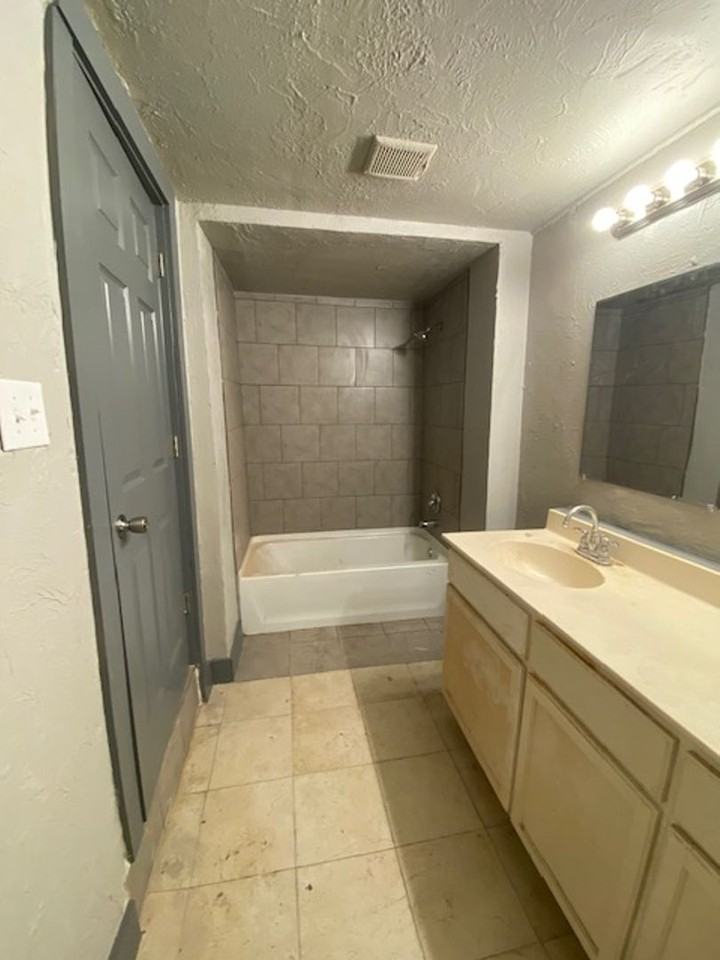 3943 W 8th St - Photo 2 of 9