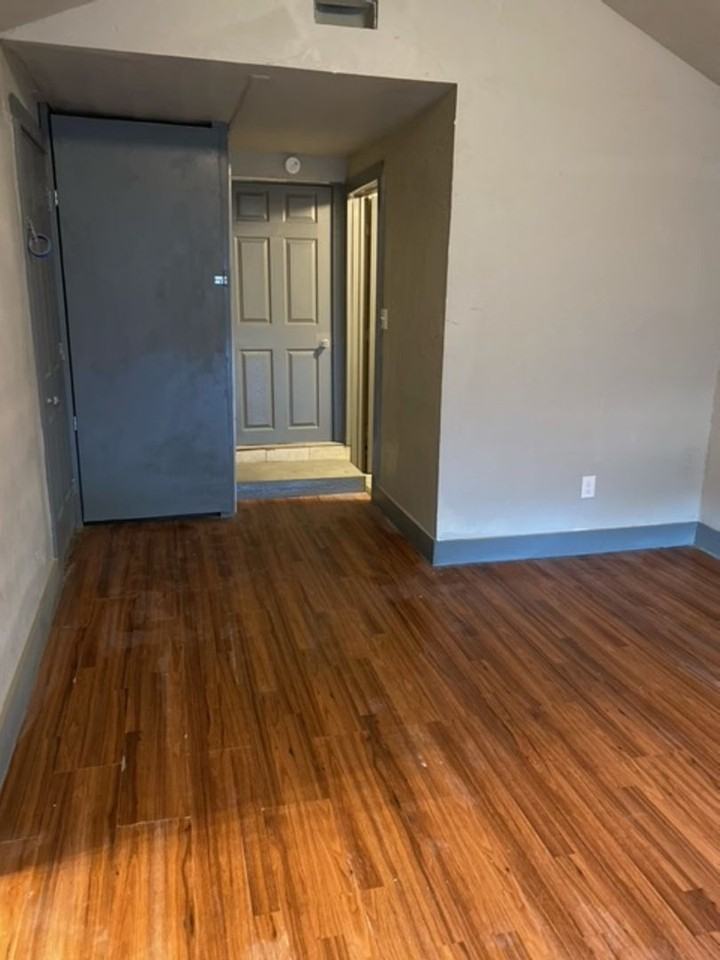 3943 W 8th St - Photo 7 of 9