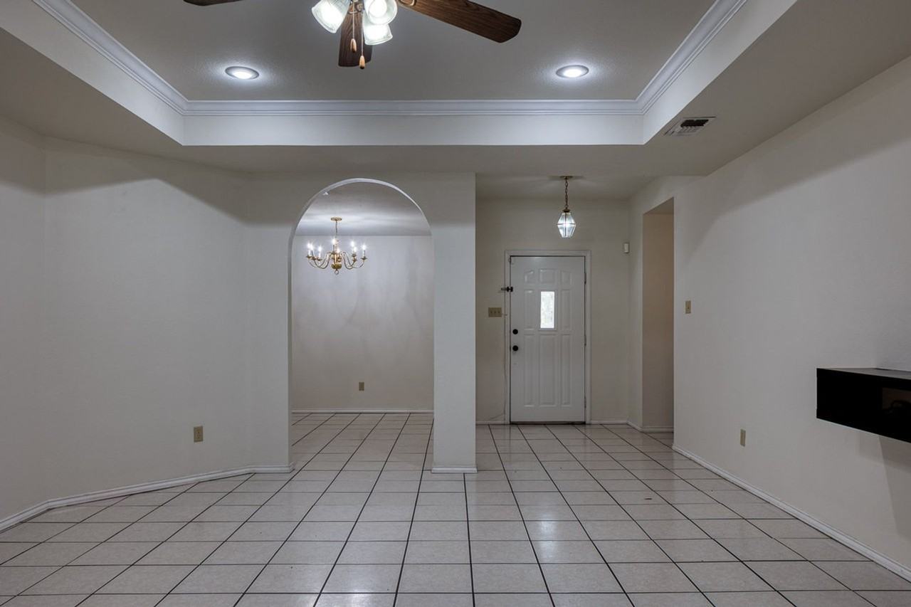 109 Burwood Ln - Photo 2 of 14