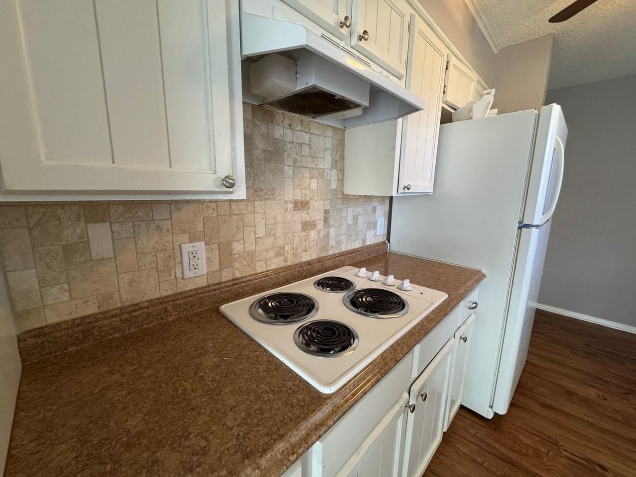 217 Monterrey Dr - Photo 2 of 11