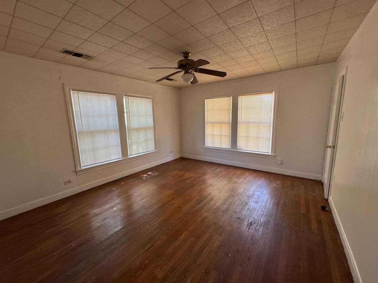 2905 Cole Ave - Photo 3 of 9