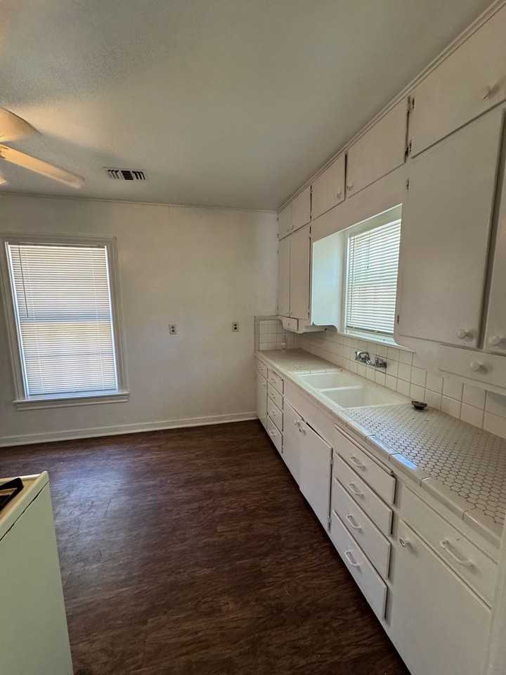 2905 Cole Ave - Photo 5 of 9