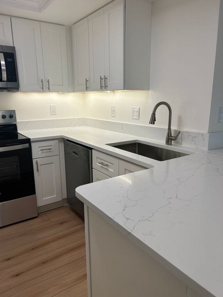 1354 Bellevue Way Ne #1 - Photo 4 of 22