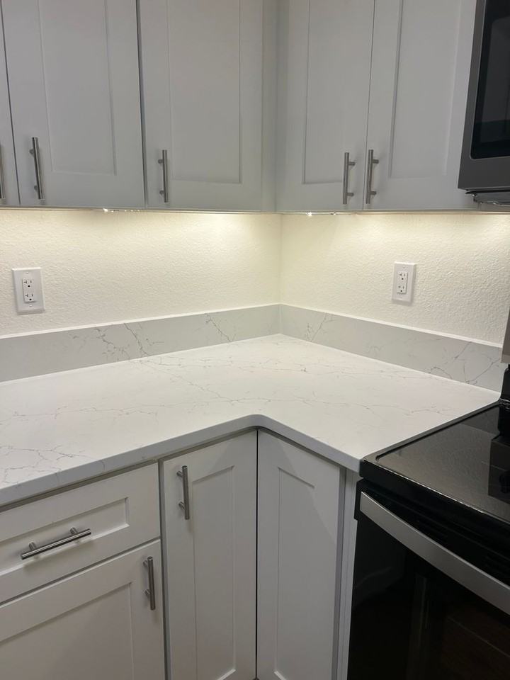 1354 Bellevue Way Ne #1 - Photo 6 of 22