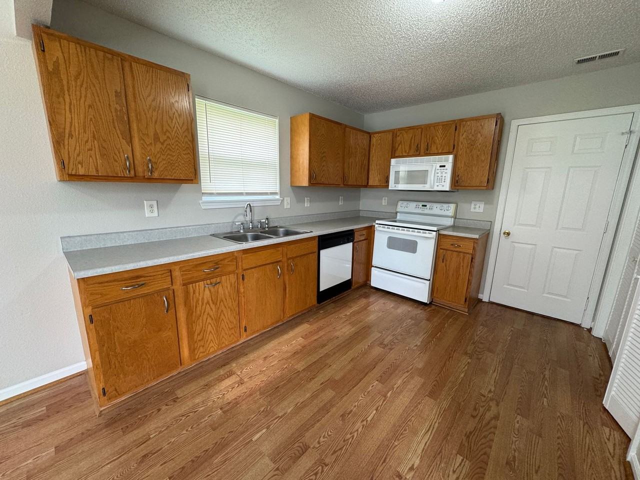 10531 Kensil St - Photo 7 of 29