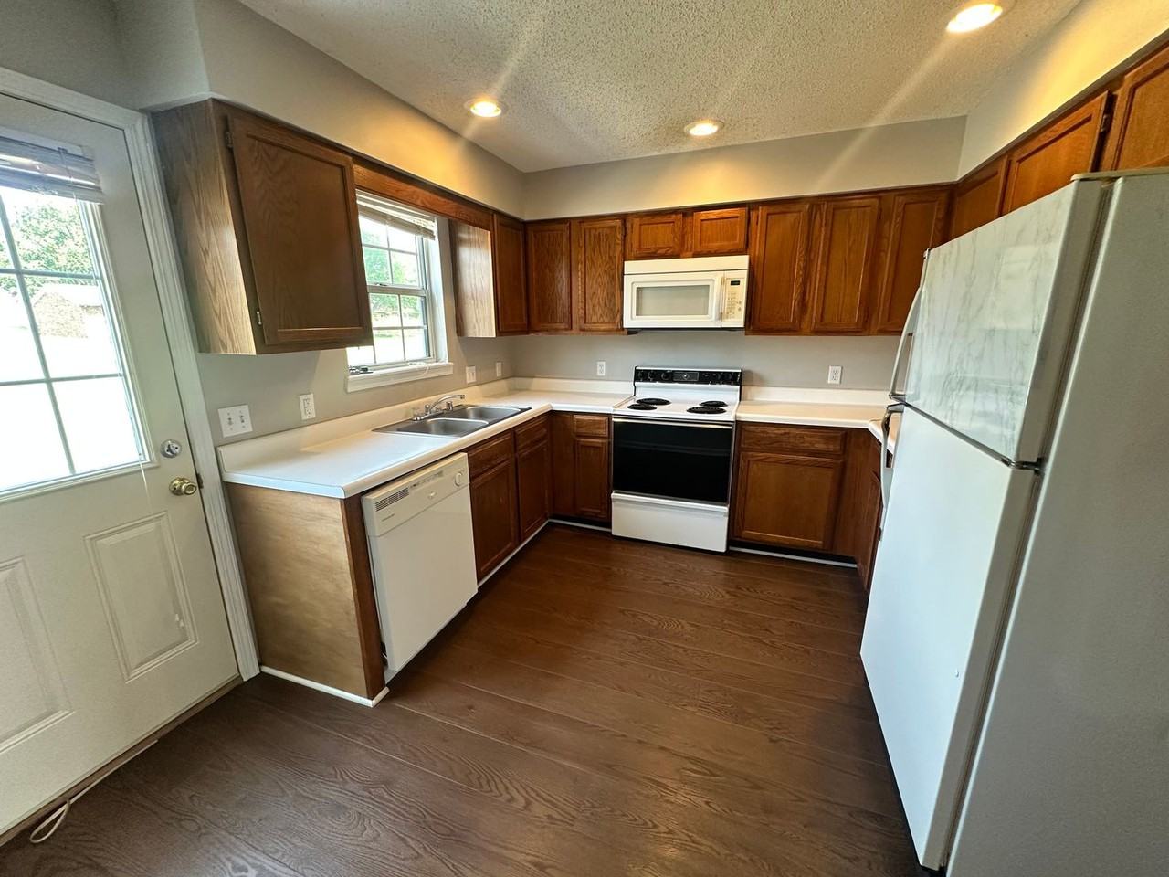 904 Southwood Dr - Photo 5 of 14