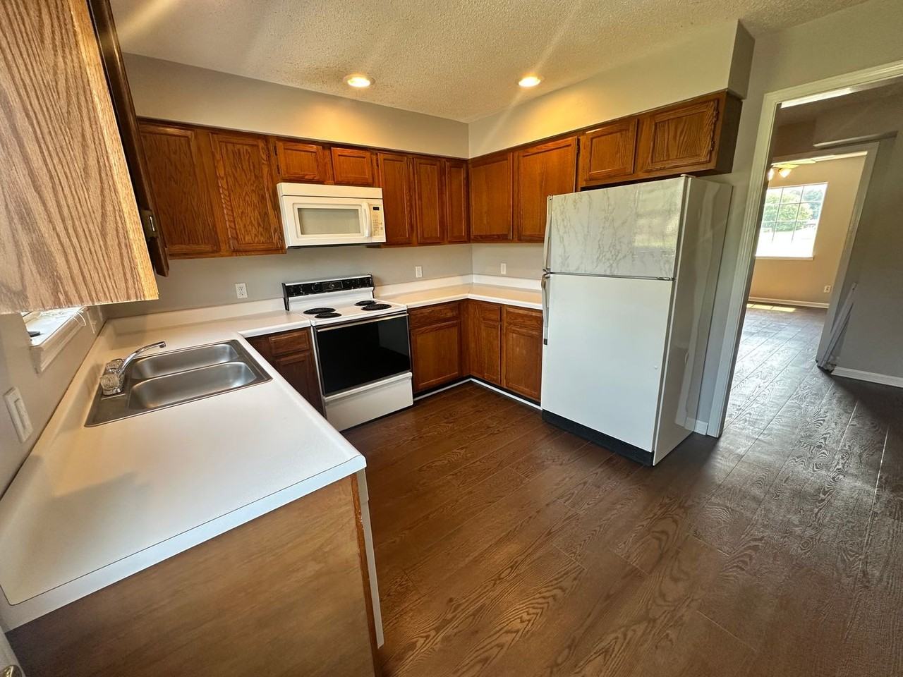 904 Southwood Dr - Photo 6 of 14