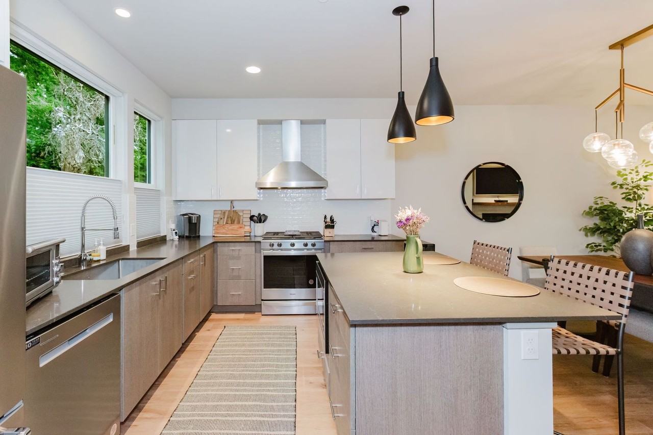 706 Hanami Ln Ne - Photo 3 of 38