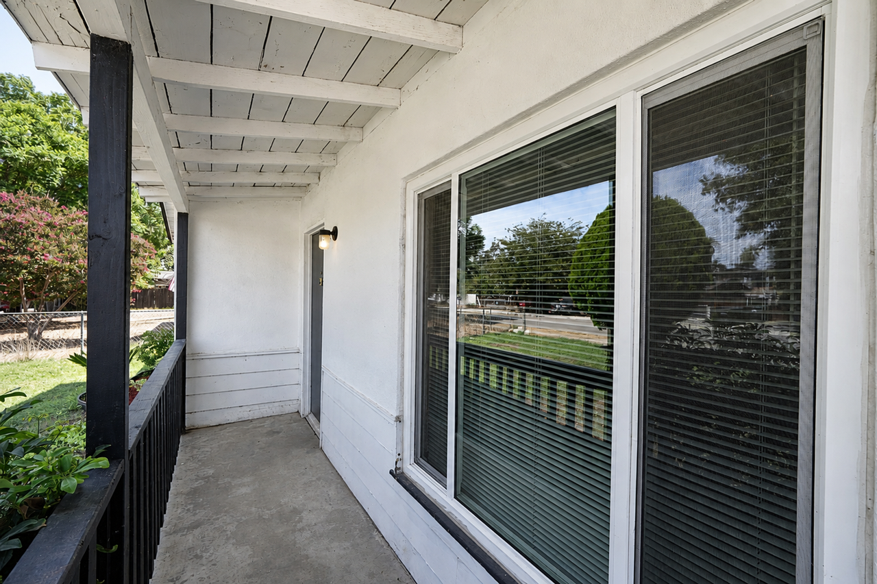 15628 Esther St - Photo 2 of 20