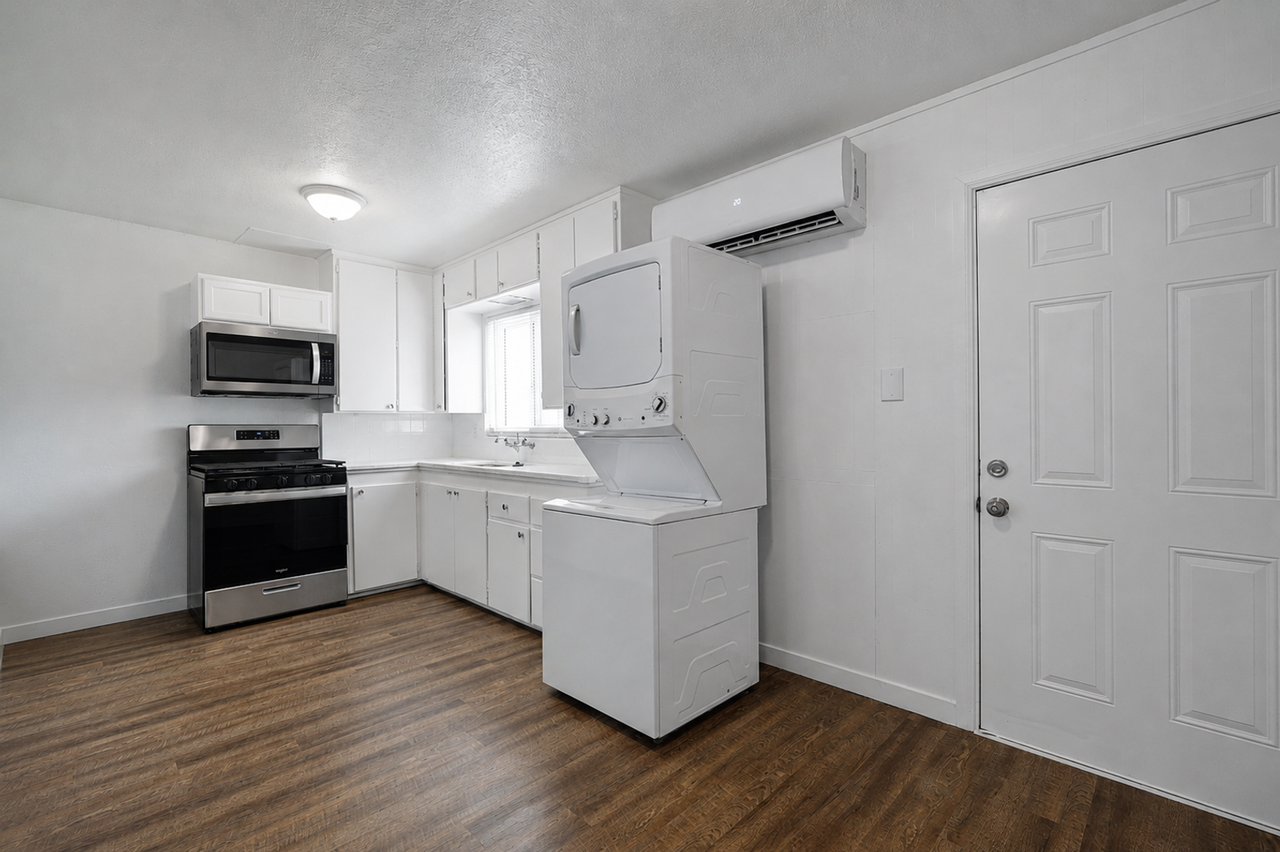 15628 Esther St - Photo 5 of 20