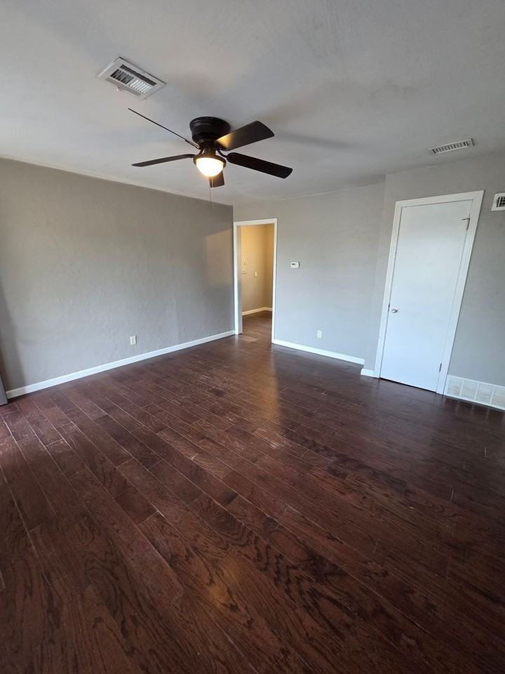 2118 S Greenway Blvd - Photo 3 of 14