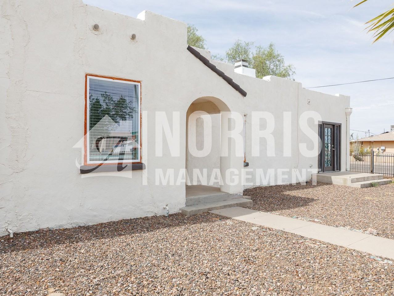225 E Aguilar St - Photo 7 of 37