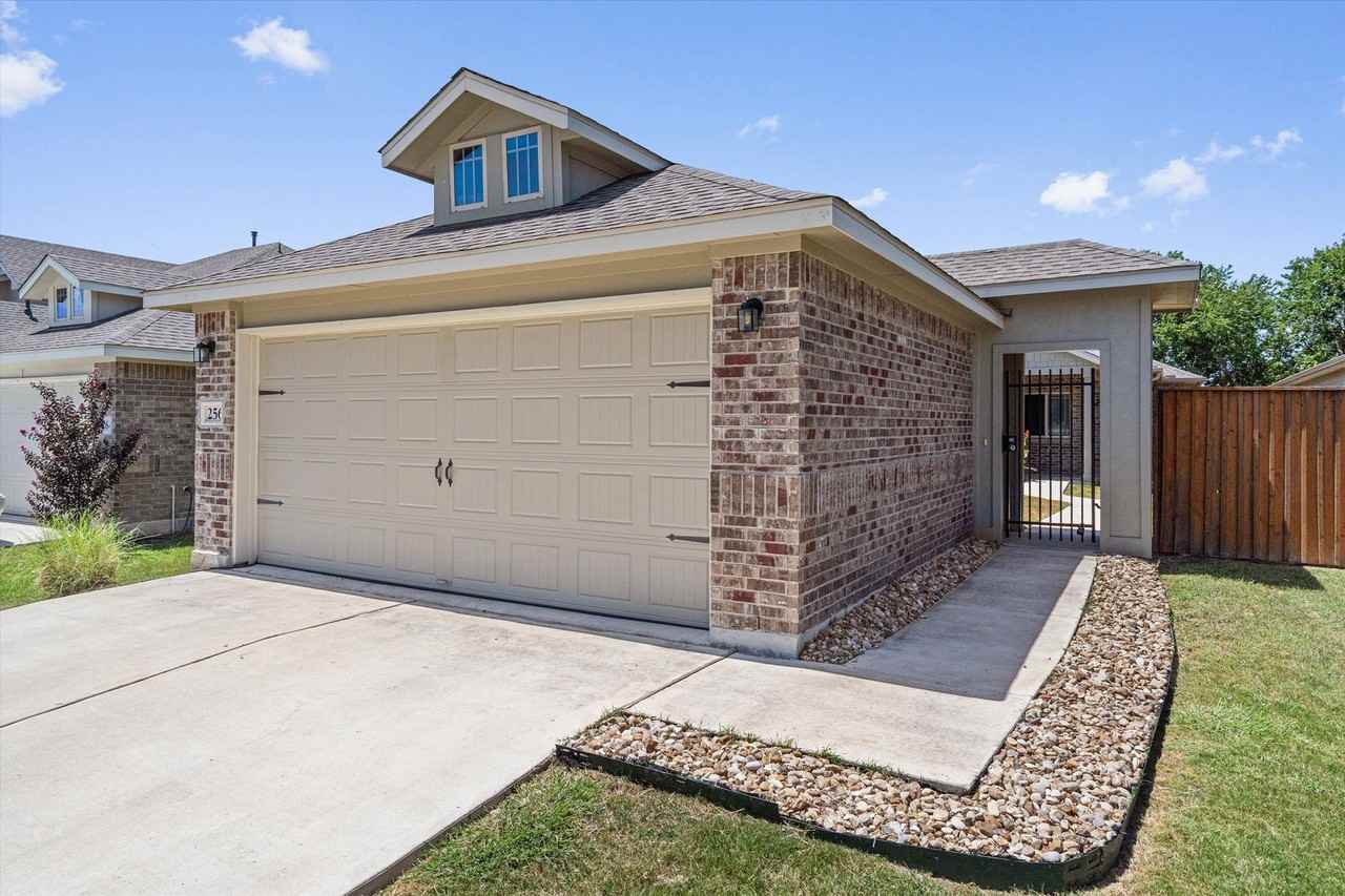 256 Pelican Bay Cir - Photo 2 of 32