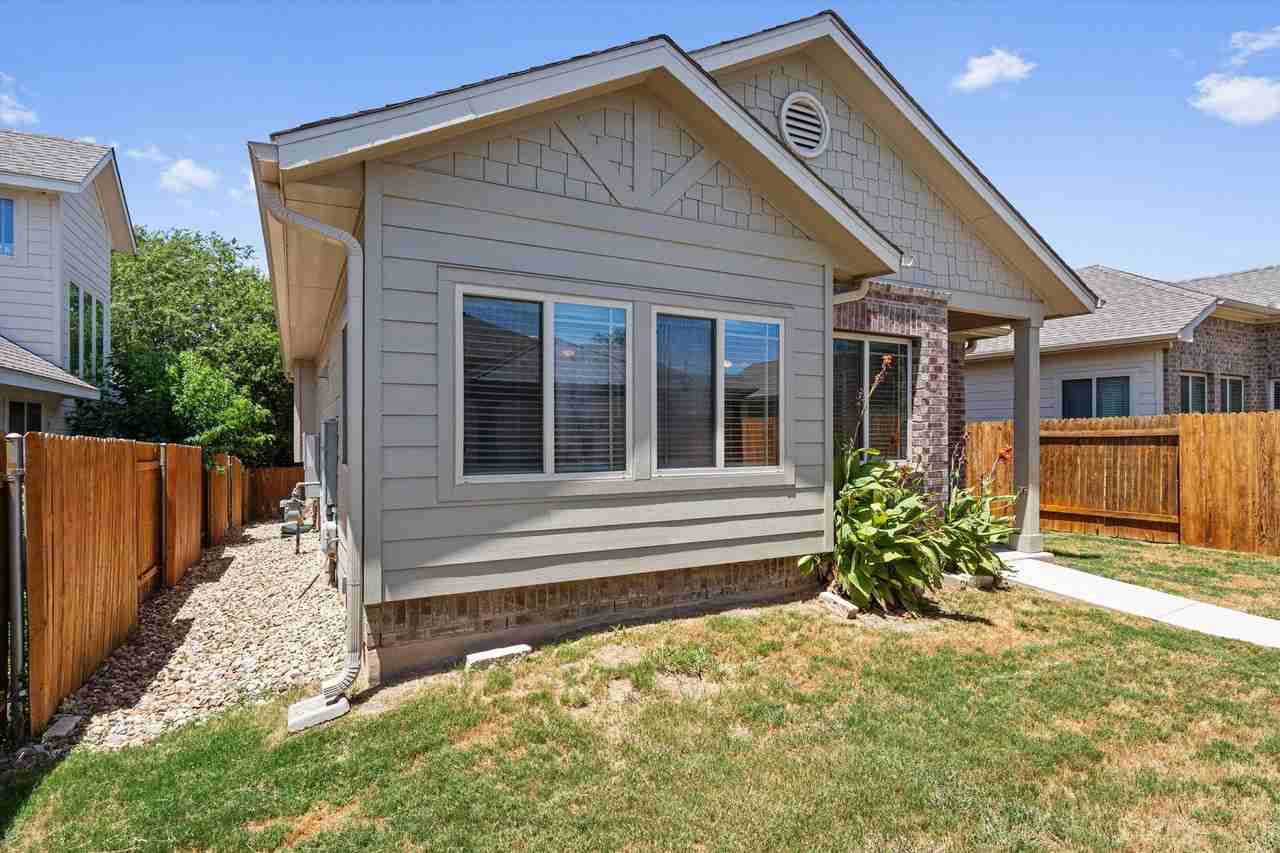 256 Pelican Bay Cir - Photo 4 of 32