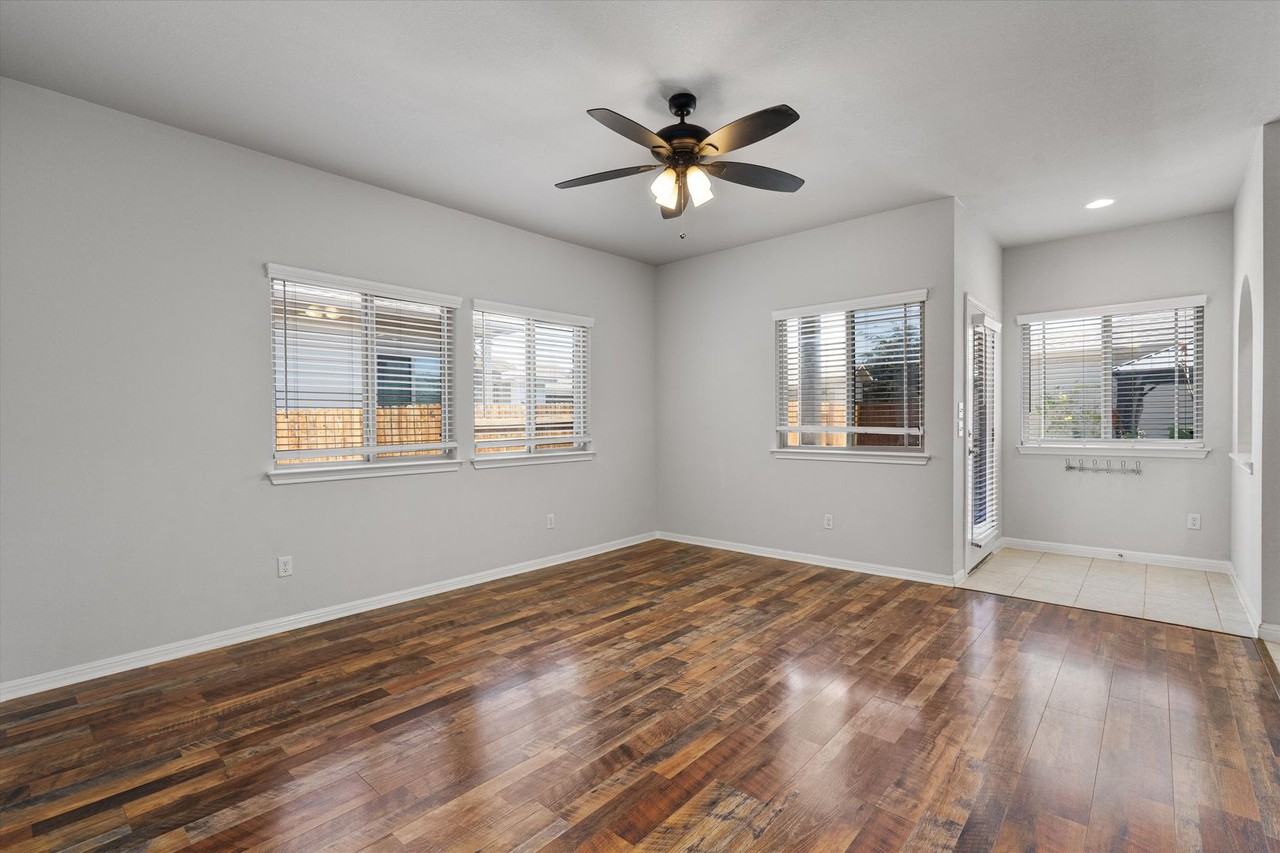 256 Pelican Bay Cir - Photo 6 of 32