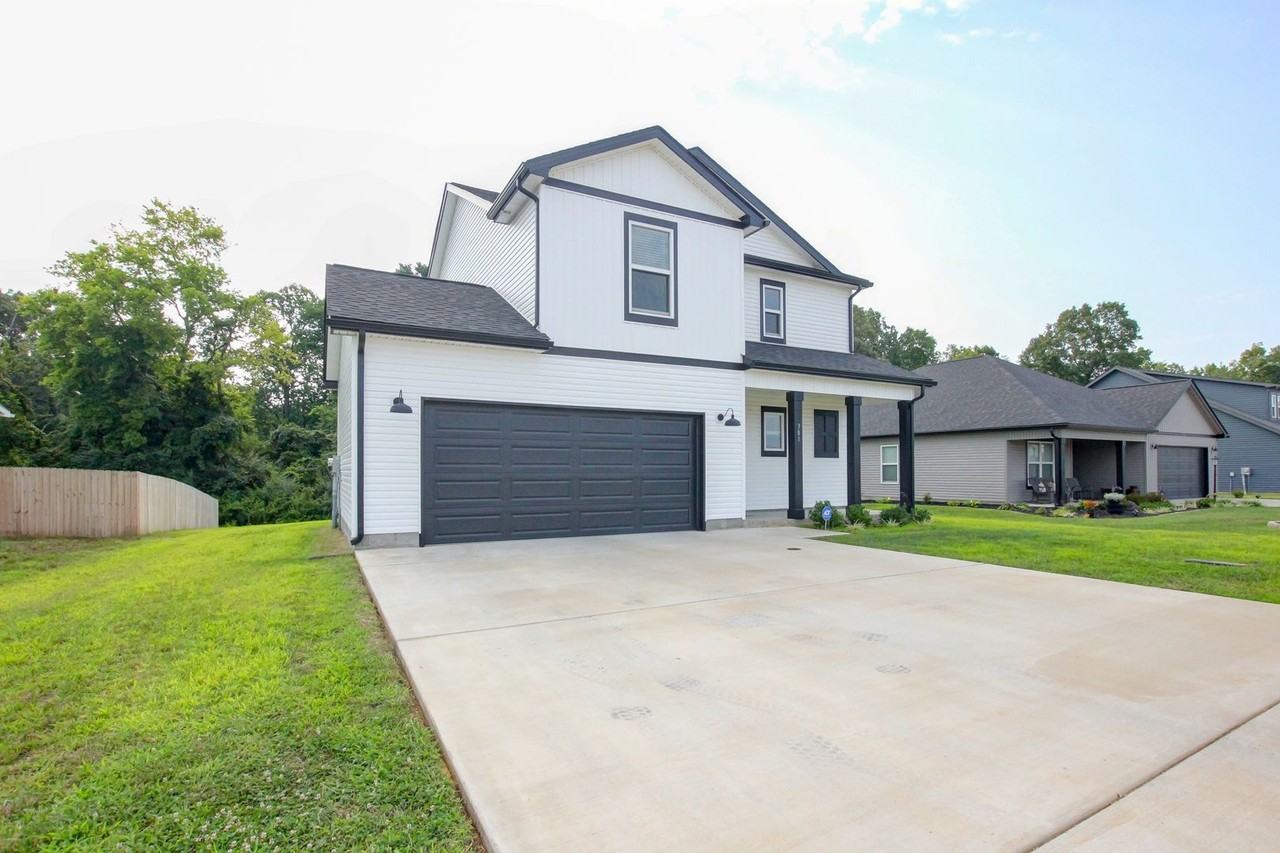 381 Galway Dr - Photo 3 of 35