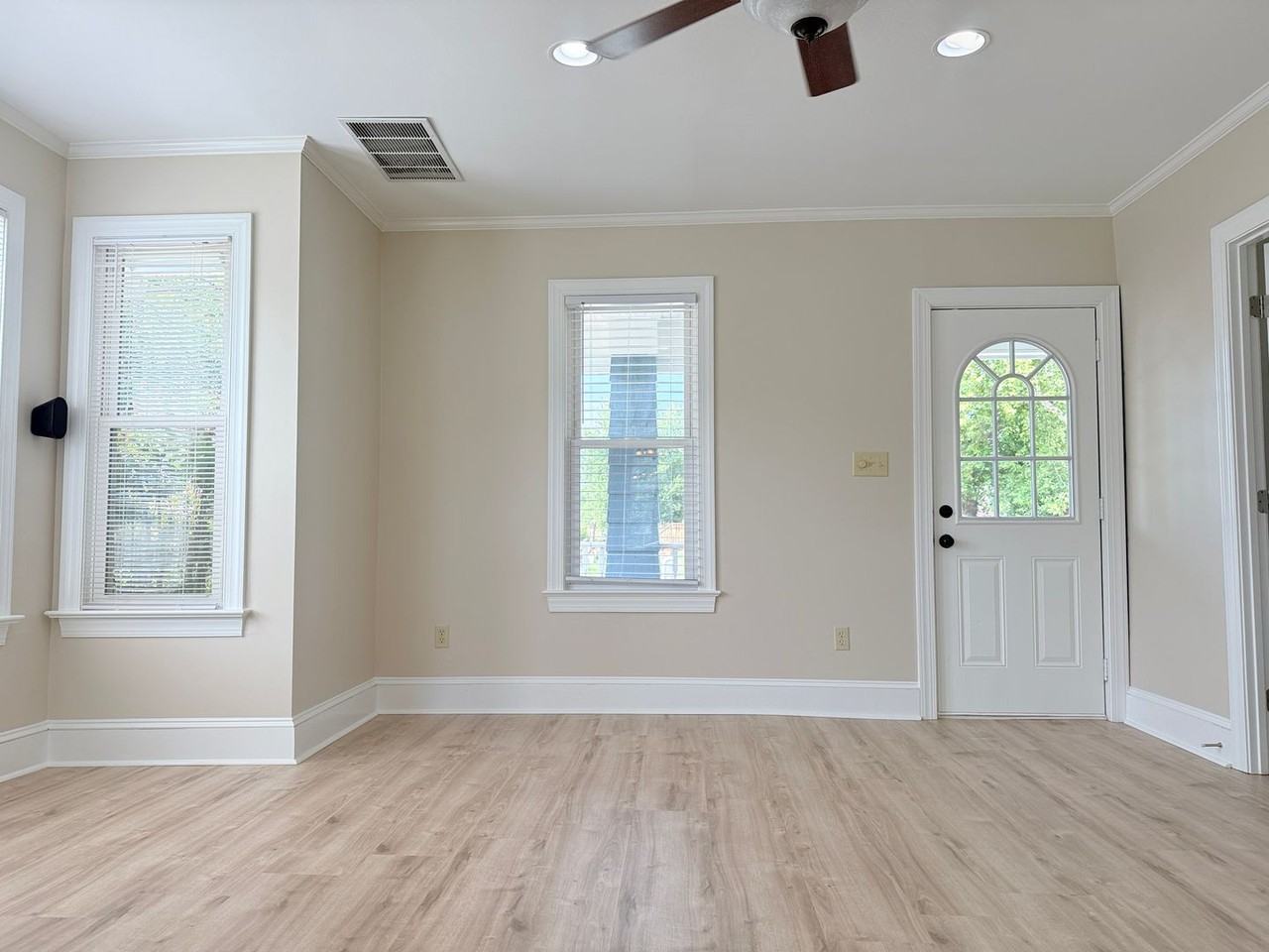 100 Governors Ave - Photo 2 of 12